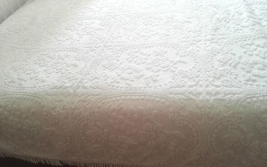 Fabulous bedspread made by hand loom, forming perfect flowers. - Top quality cotton - mid 20th century