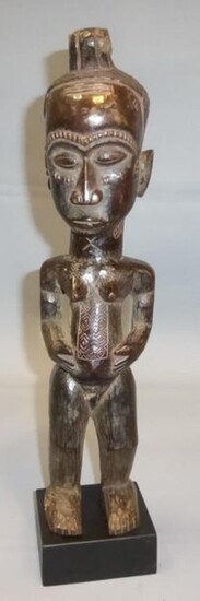 Female figure standing with scarified body, Kuba (Democratic Republic of Congo), wood, dark and shiny patina - H. 38 cm