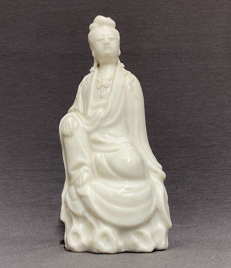 Figurine(s) - Blanc de chine, Dehua - Porcelain - Guanyin - Chinese - On tree trunk - Mint condition - China - Qing dynasty (late 18th/19th century)