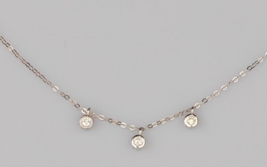 Fin collier draperie en or gris 750°/°°(18K), serti de trois petits diamants taille brillant en...