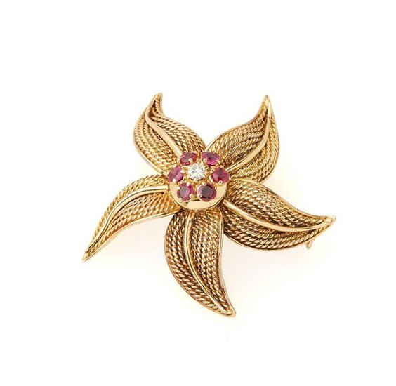 Flower brooch in 18K (750/°°) gadrooned yellow gold, the pistil centered on a diamond in a ruby surround. Gross weight: 19g