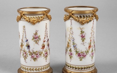 France Paire de vases à tige avec monture en laitonprobablement Edmé Samson Paris, 2e moitié...