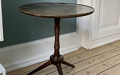 Frits Henningsen: Three legged circular side table of oak. Made by Frits Henningsen. H. 51 cm. Diam. 45 cm.
