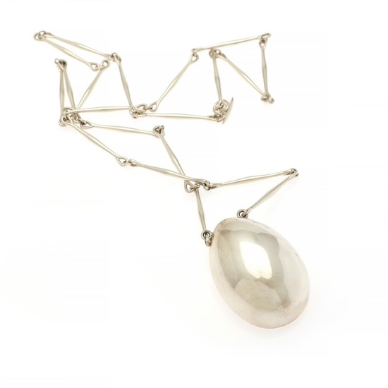 Georg Jensen: A sterling silveer nedcklace with an egg-shaped pendant. Design 122. Weight app. 73 g. L. 85 cm. Georg Jensen after 1945.