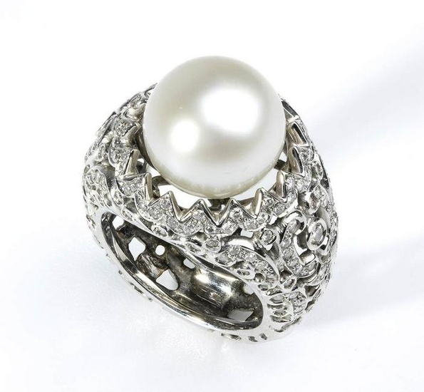 Gold Australian pearl and diamonds gold ring
