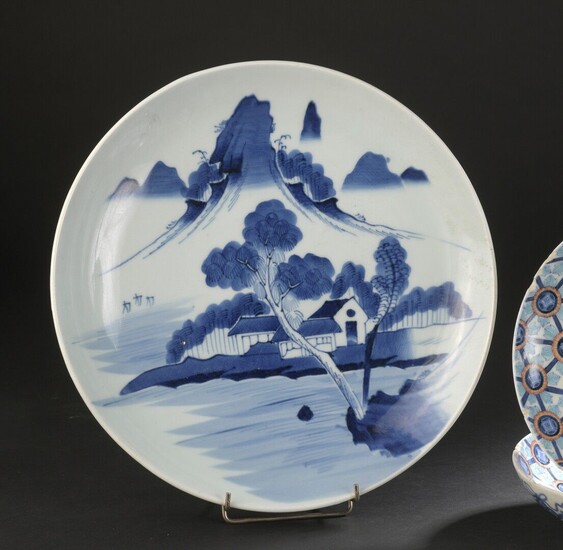Grand plat en porcelaine bleu blanc Japon,... - Lot 223 - Daguerre