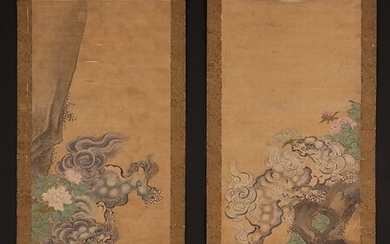 Hanging scroll (2) - Bone, Silk - Kano school - Set of two very fine scrolls "shishi (foo-dog) with peonies" - including original signed tomobako - Japan - Early Edo period