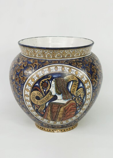 Important vase boule en céramique à décor de médaillon dans le goût des Majolique et...