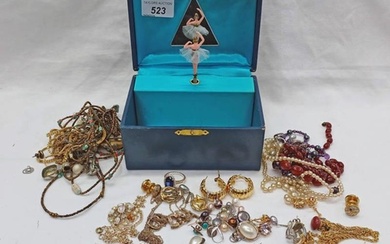 JEWELLERY BOX & CONTENTS INCLUDING SILVER LUCKENBOOTH BROOCH...