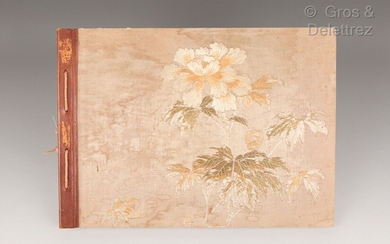 Japon, XIXème siècle Album avec peintures de fleurs et végétaux, la couverture brodée d oiseaux...