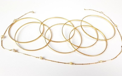 LOT in gold 750 ‰: seven rigid bracelets (weight 31.4 g) and a necklace of alternating small cultured pearls (PB 4.9 g - broken)