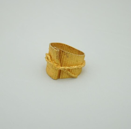 Ladies' 18K Yellow Gold Scroll Design Ring.