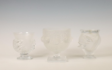 Lalique, drie persglazen vaasjes, waaronder [Elisabeth] vaas, 2e helft 20e eeuw. Allen gesigneerd Lalique France