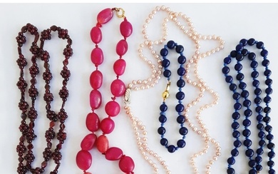 Lapis lazuli bead suite of necklace and bracelet having 9ct ...