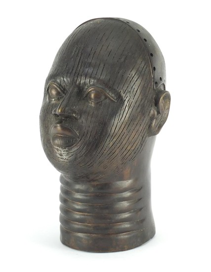 Large African Benin bronze bust of a tribesman, 34cm high