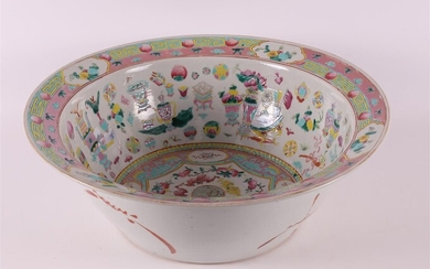 Lavabo en porcelaine de la famille rose, Chine, Guangxu, vers 1900. Décor polychrome représentant, entre...