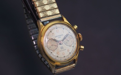 Lemania 105 / UTI Montre chronographe bracelet plaquée or. Boitier rond. Fond vissé. Cadran crème...