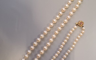 Lot comprenant un collier et un ras de cou en perles de culture. L :...