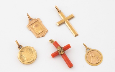 Lot de 5 pendentifs en or jaune (750) comprenant : - Un porte-souvenir circulaire en...