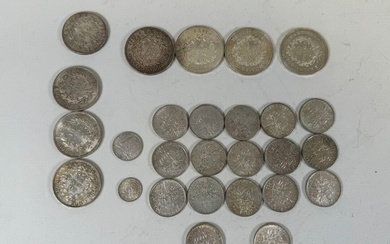 Lot de monnaies en argent comprenant notamment dix-sept pièces de 5 francs semeuse, quatre pièces...