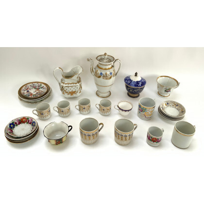 Lotto composto da numerosi oggetti in ceramica di diversa manifattura (difetti e mancanze)