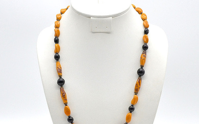 MURANO GLASS NECKLACE WITH GOLD GLITTER BEADS, HANDMADE, CA. 62 CM.