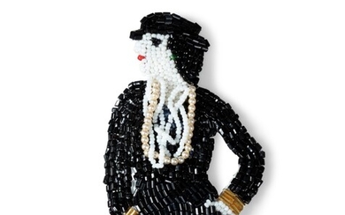 Marianne Batlle, pearl brooch with the effigy of Coco Chanel | Marianne Batlle, broche en perles à l'effigie de Coco Chanel