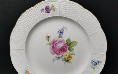 Meissen - Dish - Porcelain, Ø 25 - beautiful flowers - hand painted - Tellerform Alt-Ozier 1.Wahl