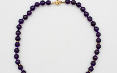 NECKLACE, AMETHYST PEARLS, 14 CARAT OPENWORK GOLD SPHERES AND GOLD ELEMENTS, 14 CARAT GOLD CLASP.