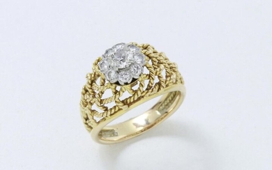 Openwork ring in 750 thousandths gold, the setting with rope decoration centred on a flower motif punctuated with old-cut diamonds, the claws in 850 thousandths platinum. Circa 1950.
