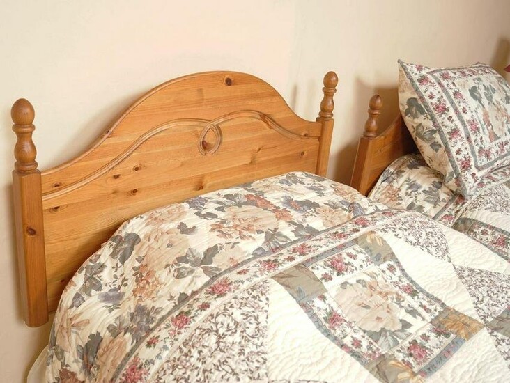 PAIR OF SINGLE BEDS