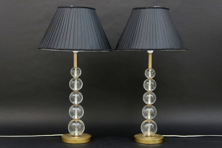 Paar design schemerlampen met een voet in kleurloos kristal - hoogte : 58 cm - telkens met een kap ||pair of design lamps with a base in crystal