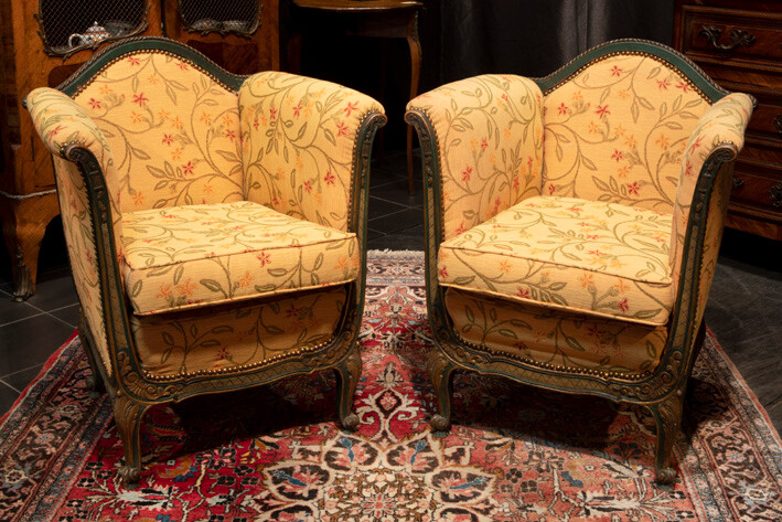 Pair of Crapaud-style armchairs with frame in sculpted and polychromed wood ||pair of Régence-style armchairs in sculpted and polychromed wood