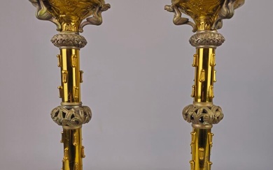 Paire de PIQUE CIERGES en métal patiné et doré à décor byzantin, le piètement tripode...