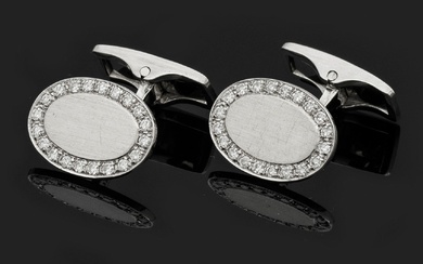 Paire de boutons de manchette en diamant en or blanc, taille 750. Bouton ovale satiné,...