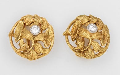 Paire de clips d'oreilles en brillants des années 1930 en or jaune, taille 750. Chacun...