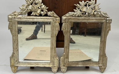 Paire de miroirs en bois sculpté et argenté à décor d'attributs de musique. 68 x...