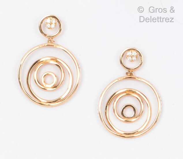 Paire de pendants d’oreilles en or rose, composés de motifs circulaires certains pavés de diamants...