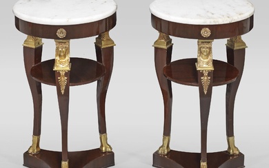 Paire de tables d`appoint de style Empire, plaquees en acajou et bronze dore.Un cadre rond...