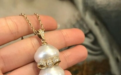 Pearl Pendant Necklace with Diamond Bow in 18k Yellow