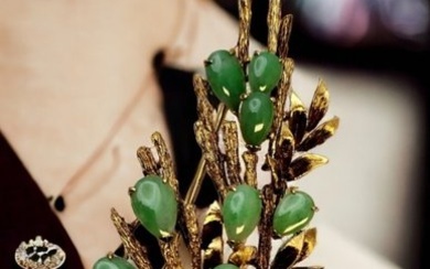 Pendant Antique / Vintage 18k Amazing Gold brooch Apple Green Jade - Jade