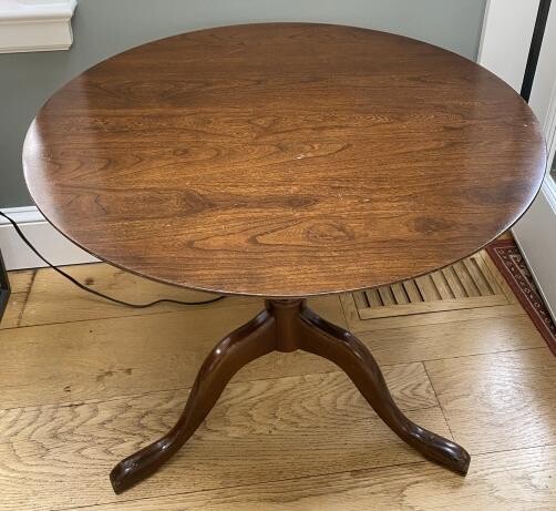Queen Anne Style Round Pedestal Dining Table
