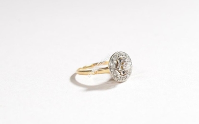 RING in yellow and white gold, the circular...