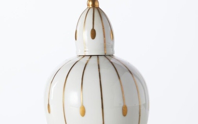 ROBJ PARIS Flacon et son bouchon formant brûle-parfum en porcelaine émaillée blanche et dorée. Signée...