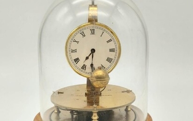 Rare horloge de table allemande Briggs Rotary Flying Ball Pendulum. Montée sur une base de...