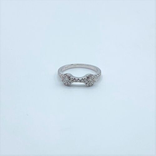 Ring in 18K (750°/00) white gold decorated with diamonds forming...