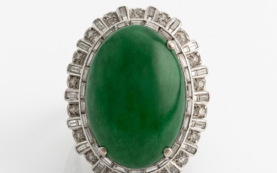 Ring in 18K white gold with cabochon-cut nephrite and diamonds in various cuts, defective