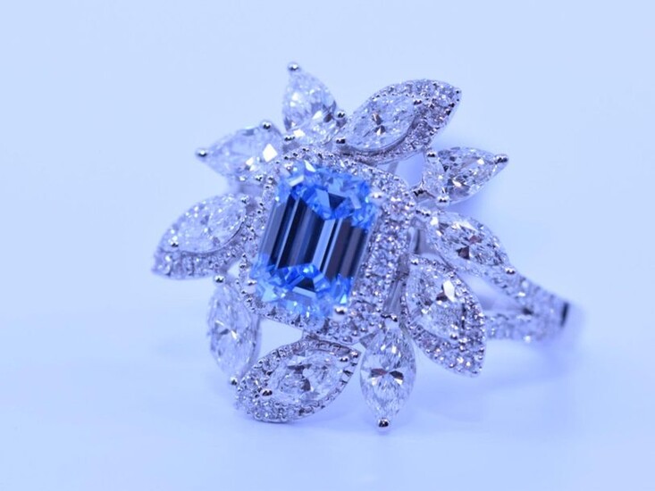 Ring in 18ct white gold with a rare Blue diamond...