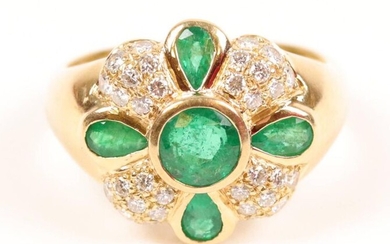 Ring in yellow (750) gold set with 5 emeralds, one of which in the center in half size of about 0.50 ct, all on a pavement of small diamonds, T: 60 . Gross weight : 9.2 gr