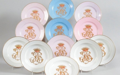 SEVEN PLATES, flat and five soup plates, in porcelain with a figured decoration topped by a crown on a coloured background and gilded edging. (Accidental chips and wear) Diam : 22 cm
